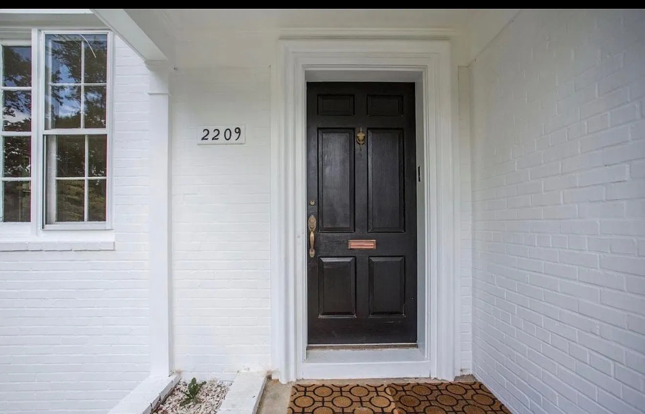 5 bed, 2592 sqft, $8,200 — Photo 2