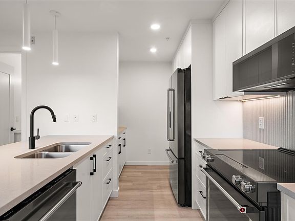 2nd image of 1102 Esquimalt Rd #Townhouse 4