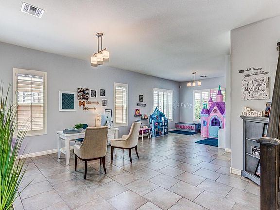 3rd image of 1160 E Kingbird Dr