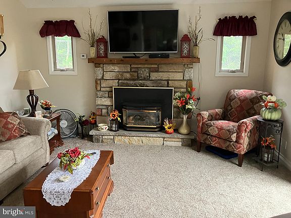 4th image of 186 Elmwood Dr