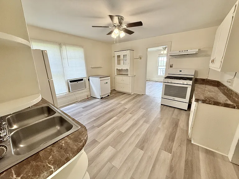 305 Beard St — Photo 9