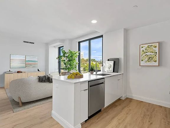 3rd image of 300 W 136th St #7E