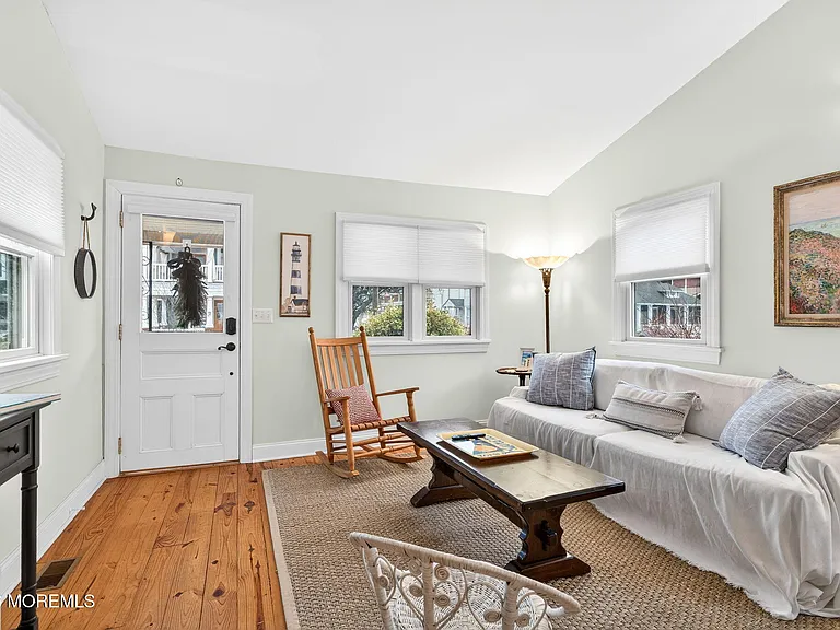 77 Abbott Ave — Photo 6