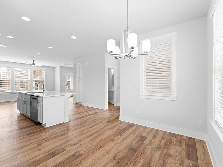 628 Amalfi Dr — Photo 8