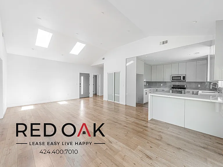 11028 Califa St — Photo 4