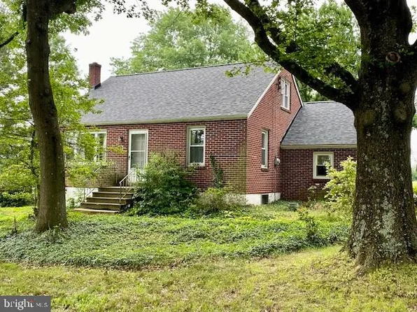 2786 N Charlotte St, Gilbertsville, PA 19525