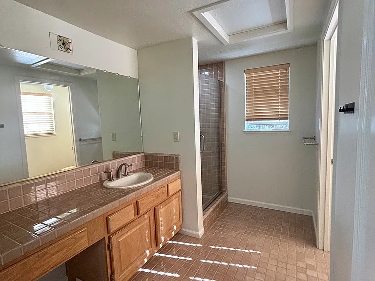 806 Isbel Ct — Photo 16