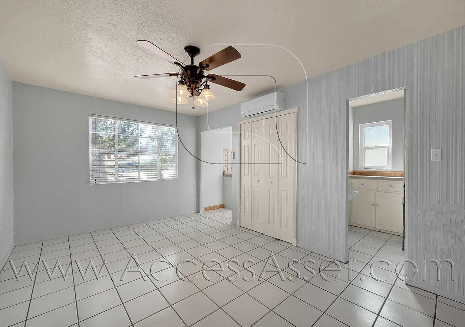 Ave. La Fonda 78660 — Photo 3