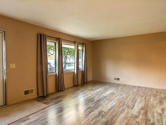 5th image of 2049 Wesley St