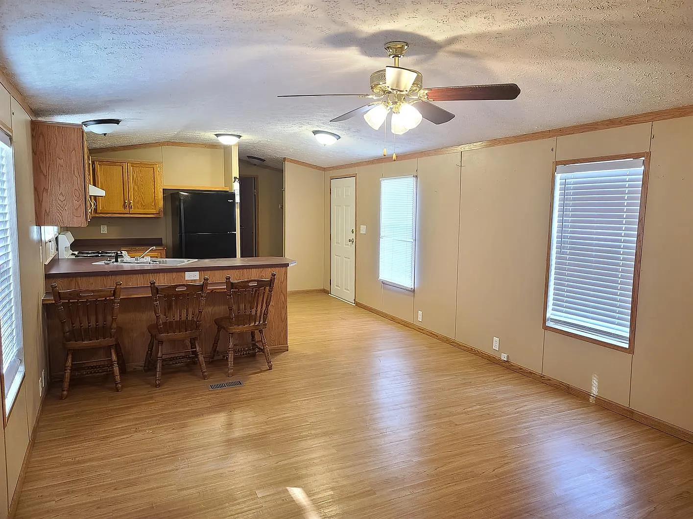 3 bed, 952 sqft, $49,500 — Photo 4