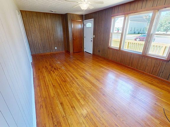 4th image of 17311 Main St