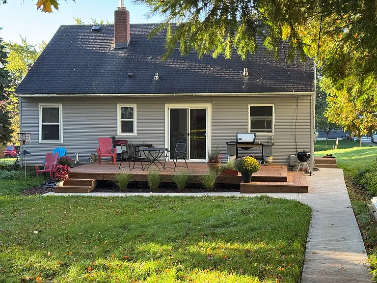 235 W Arrowhead Rd — Photo 2