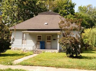 306 W Carpenter St, Mc Leansboro, IL 62859