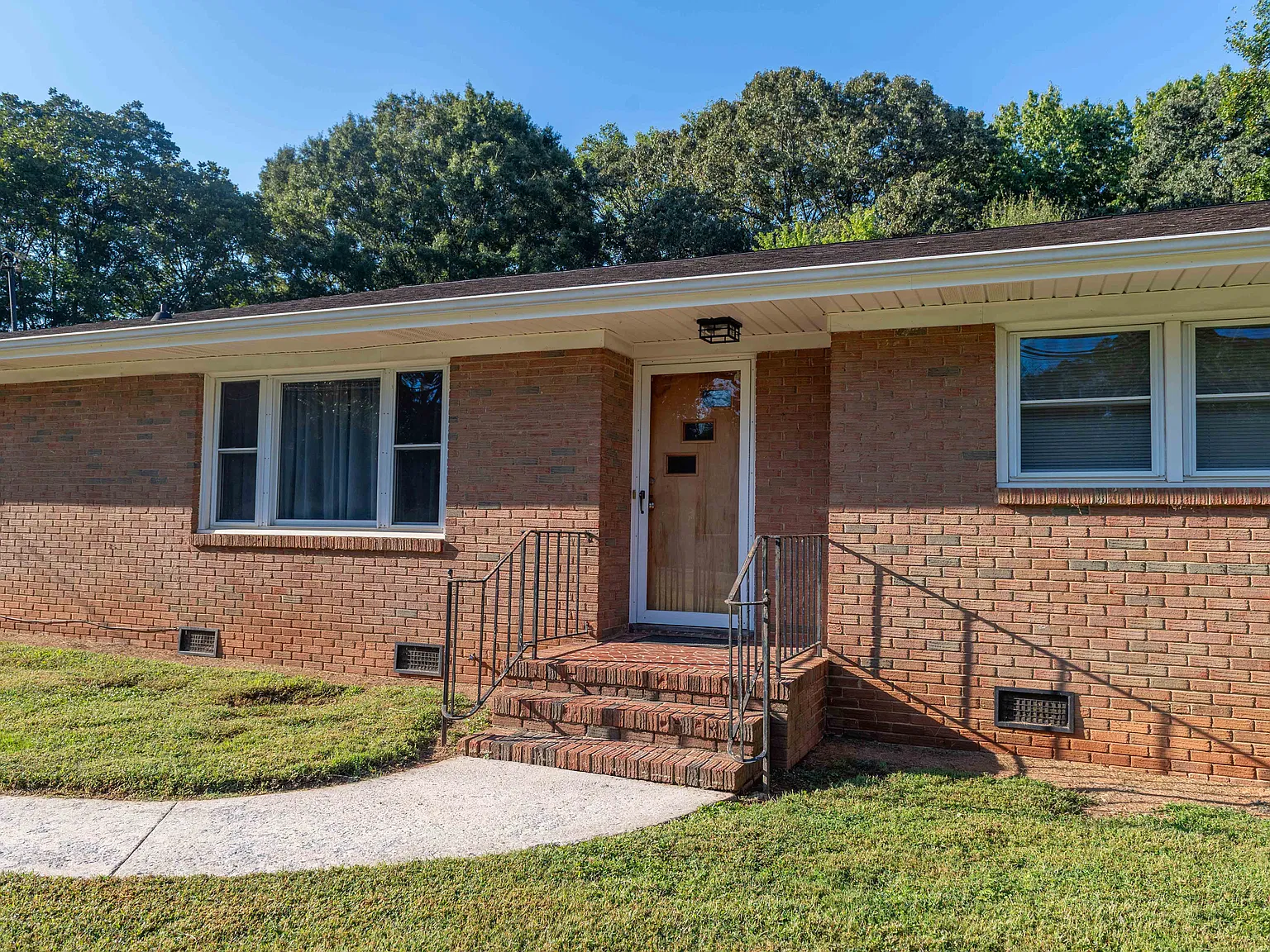 3 bed, 1612 sqft, $1,900 — Photo 2