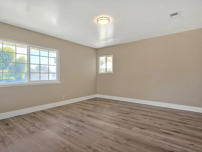 340 W Caroline Ct — Photo 17
