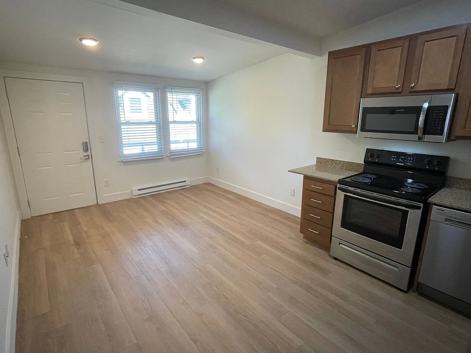 419 E 7th — Photo 3