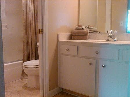 Full bath w/door to separate