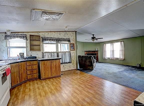 3rd image of 1022 Old Oak Ln