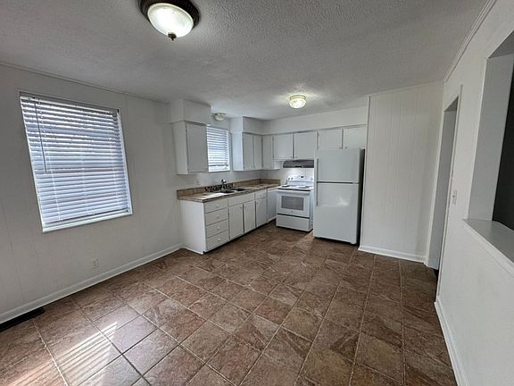 5th image of 204 Douglas Ave