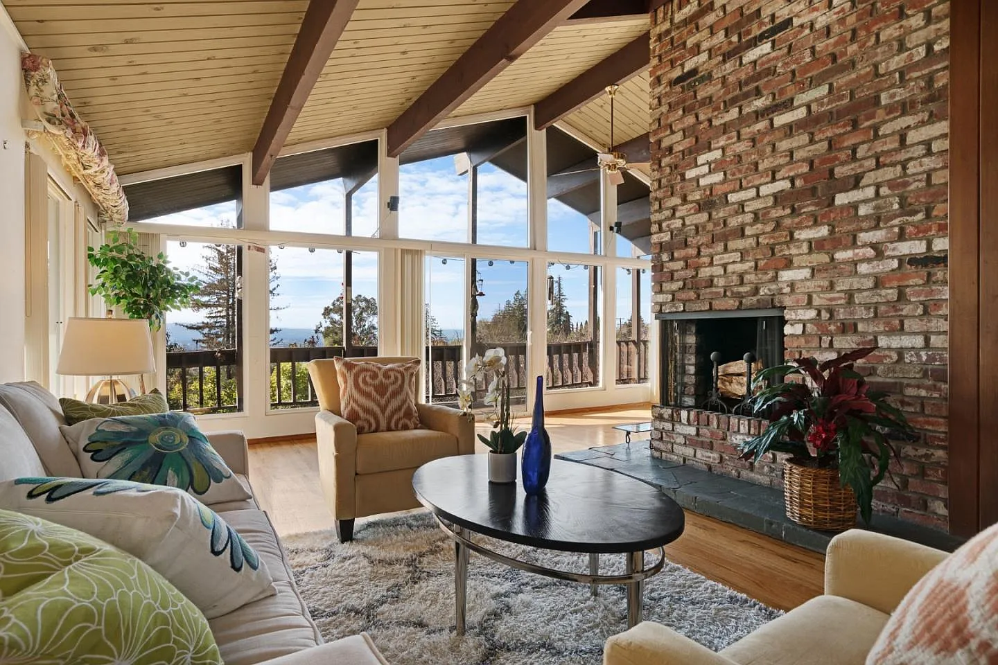 16043 Highland Dr photo 1