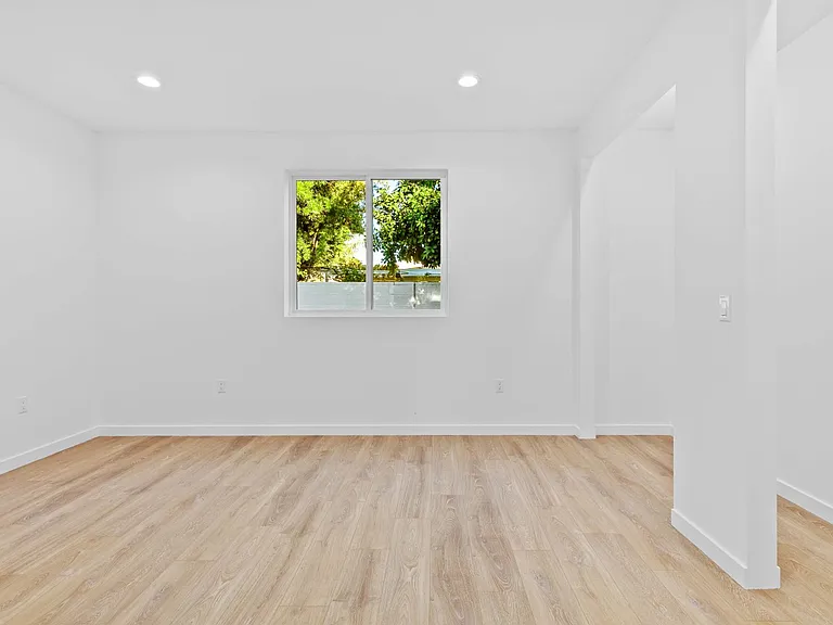 6844 Cedros Ave — Photo 10
