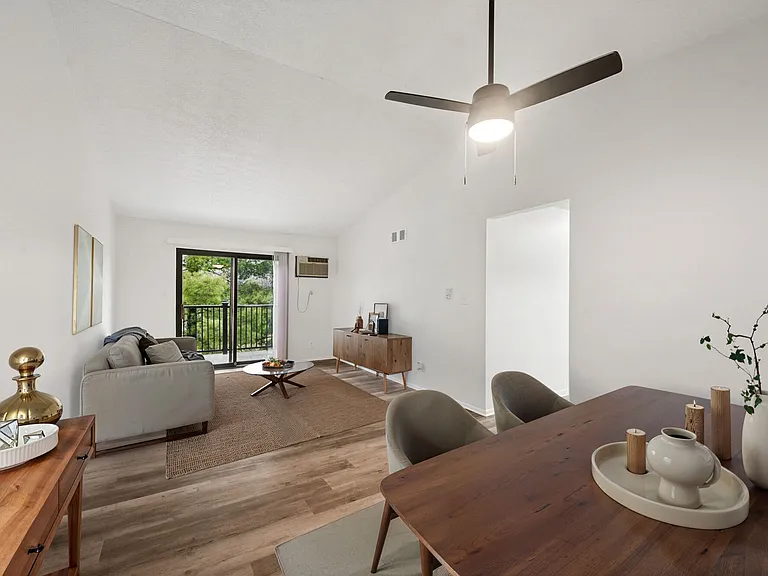 Pointe at Northern Woods — Photo 12
