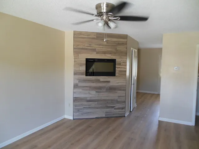 633 NE English Manor Dr #A — Photo 2