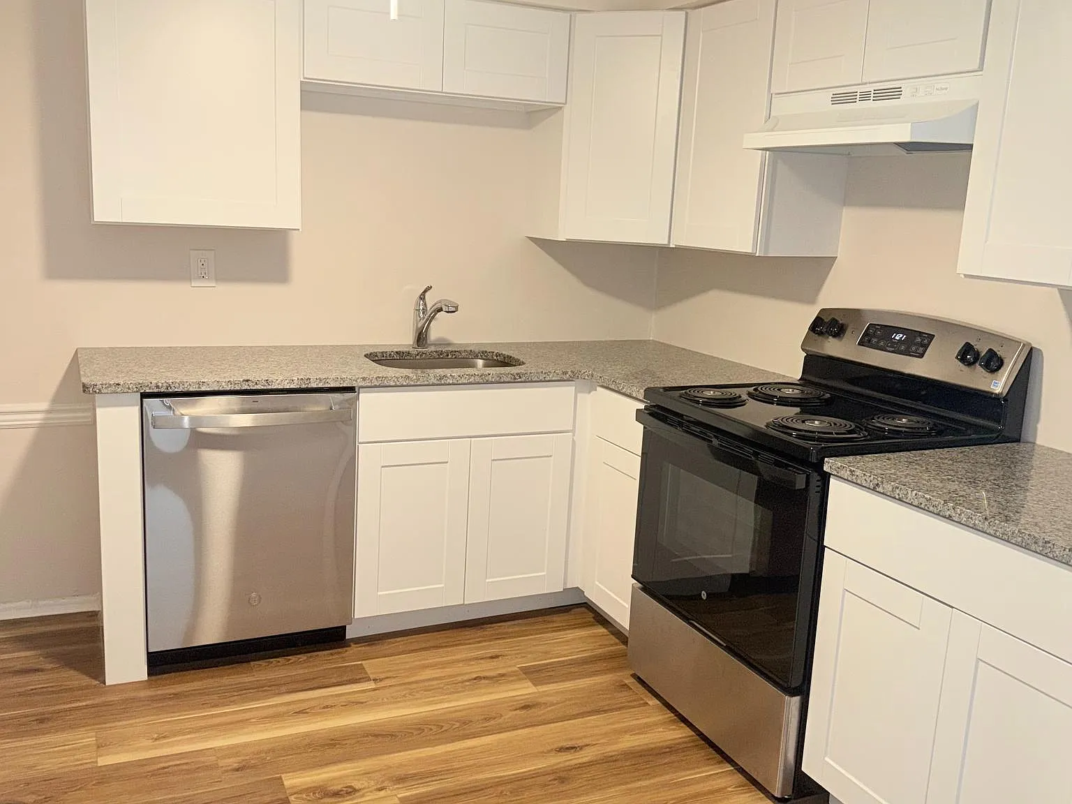 2 bed, 852 sqft, $2,150 — Photo 2