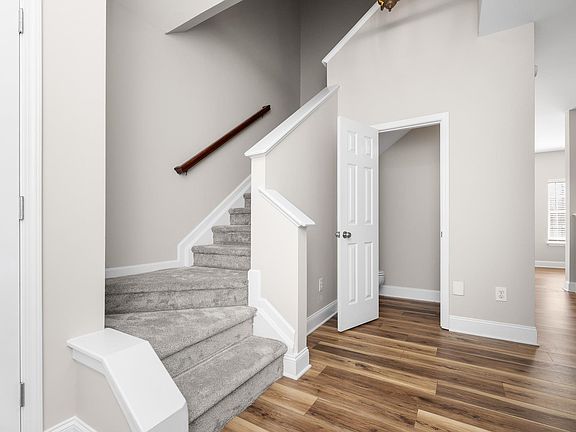 4th image of 35 Rock Side Ct