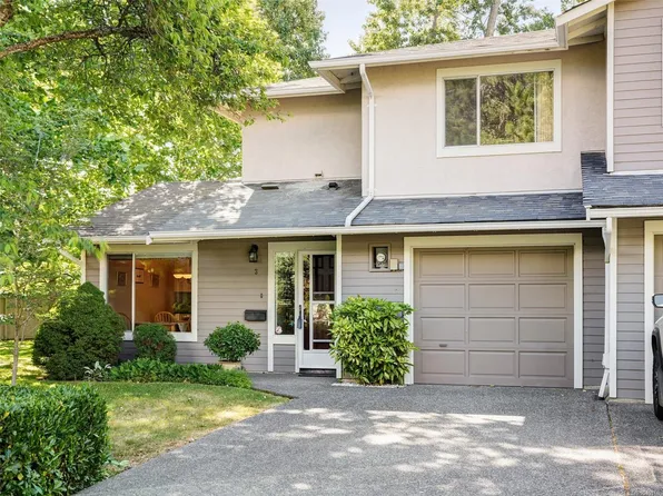 1309 McKenzie Ave #3, Saanich, BC V8P 2M1
