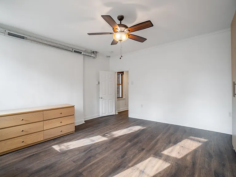 2407 Sarah St — Photo 10