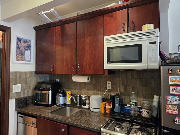 2nd image of 23 Clinton St APT 3A