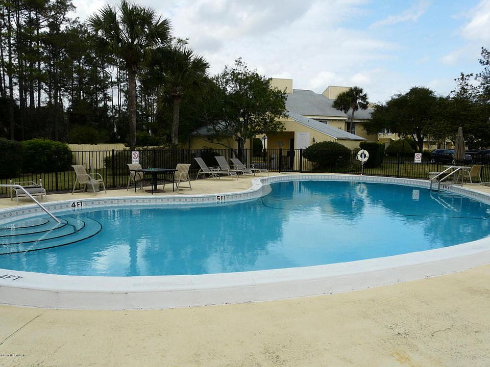2nd image of 16 Cove Rd #16