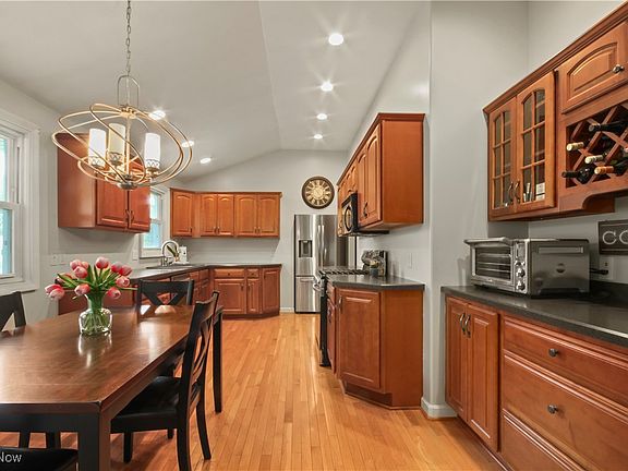 3rd image of 46 Orchard Dr