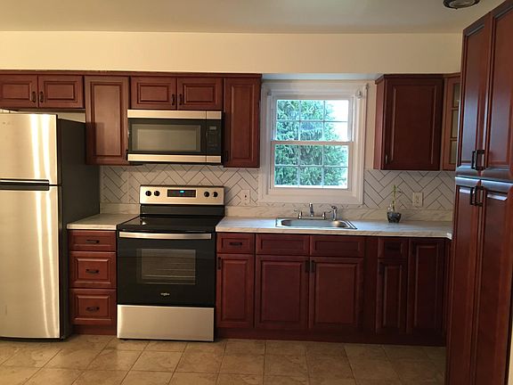 3rd image of 207 Brooks Blvd