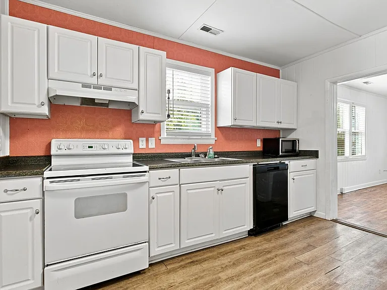300 S College St — Photo 12