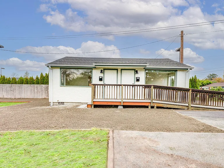 495 SE Maylor St — Photo 2