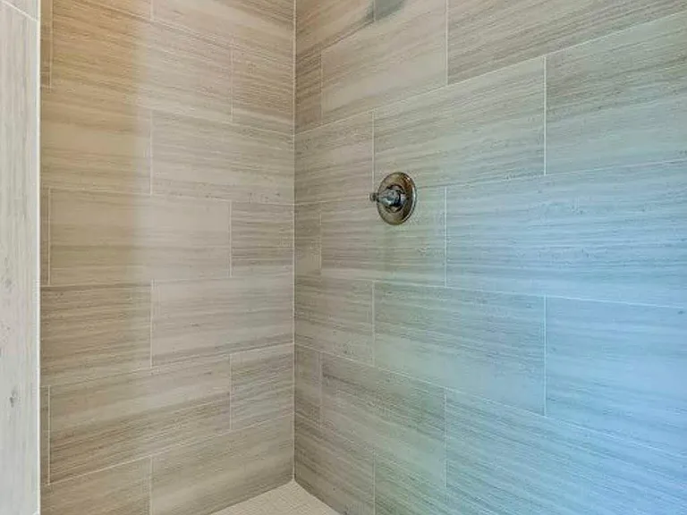 518 E Trinity Ln — Photo 6