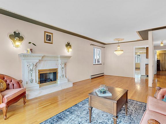 5th image of 3240 Clive Ave