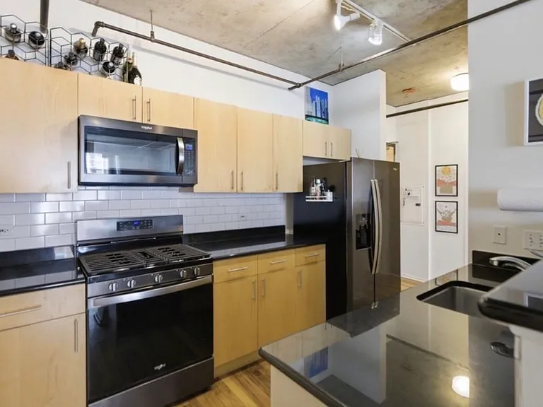 700 W Van Buren St #602 — Photo 5