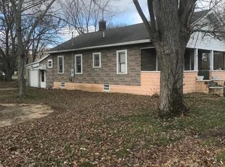 915 Grand St, Benton, IL 62812