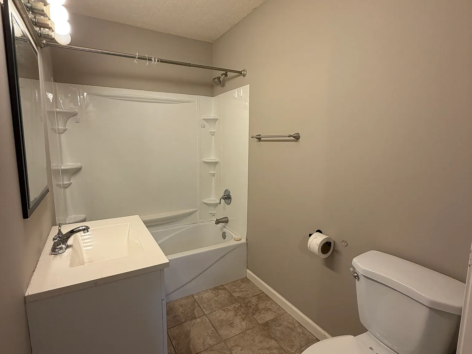 3 bed, 1224 sqft, $2,000 — Photo 2
