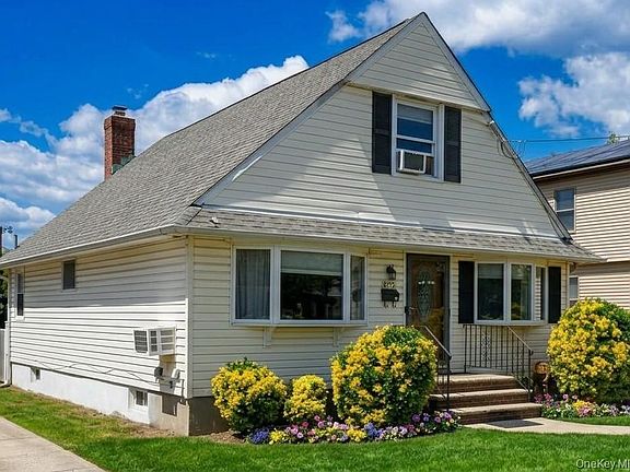 3rd image of 573 Lakeville Road