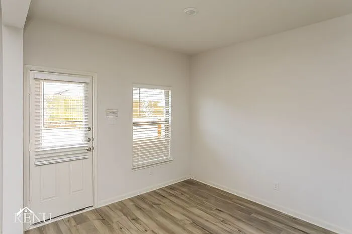 2033 Hialeah Dr — Photo 7