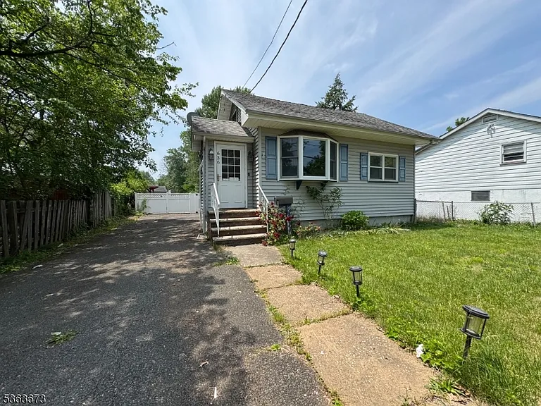 636 Linden Ave — Photo 3