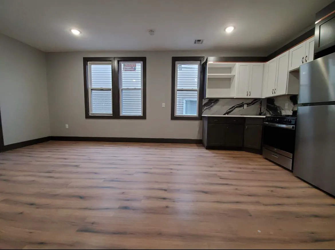 3 bed, 1000 sqft, $3,000 — Photo 2