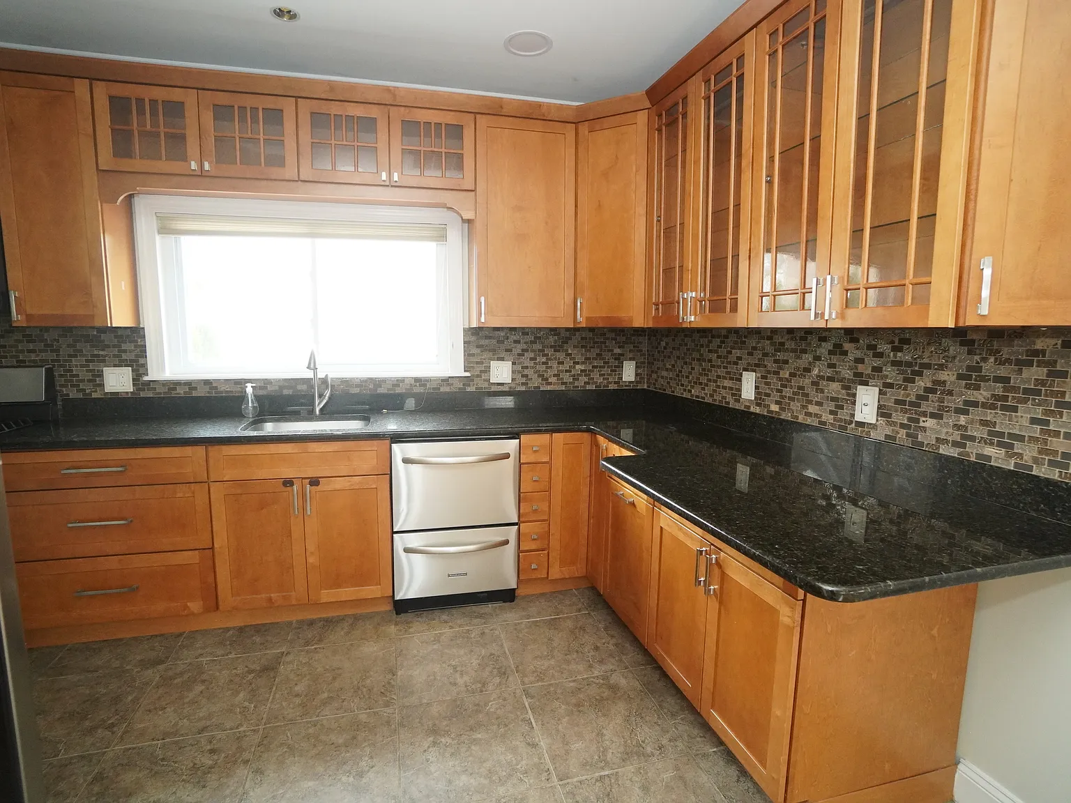 3 bed, 2000 sqft, $4,650 — Photo 3