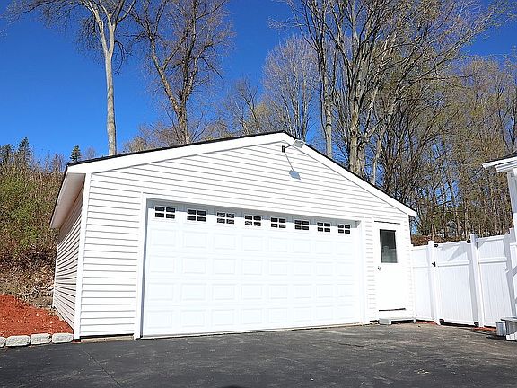5th image of 42 Avon Dr