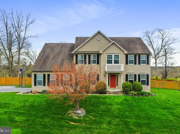 572 Triumphant Way, Falling Waters, WV 25419