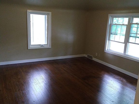 2nd image of 140 E 12th St